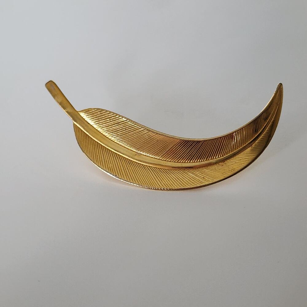 Vintage gold tone thin leaf shaped pin‎ brooch